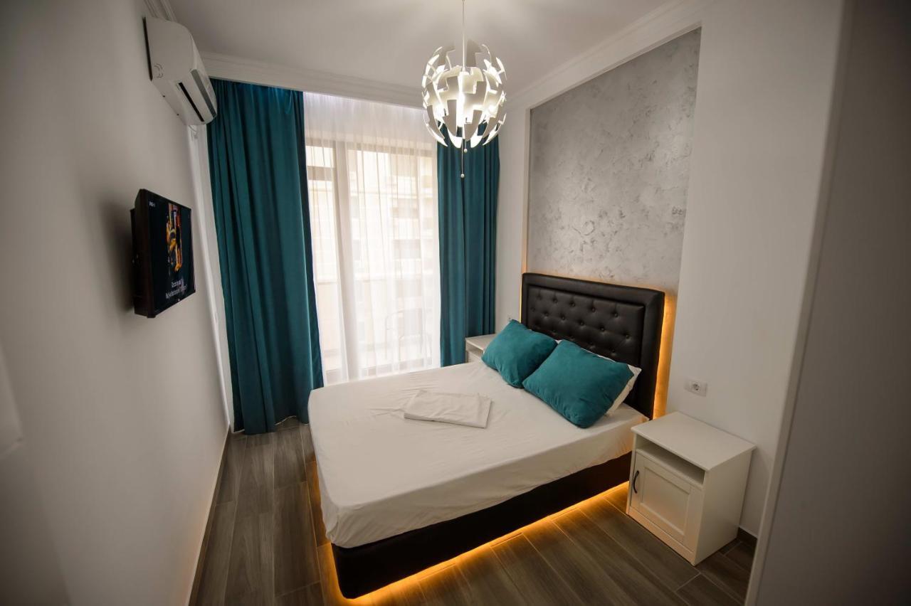 Solid Mamaia